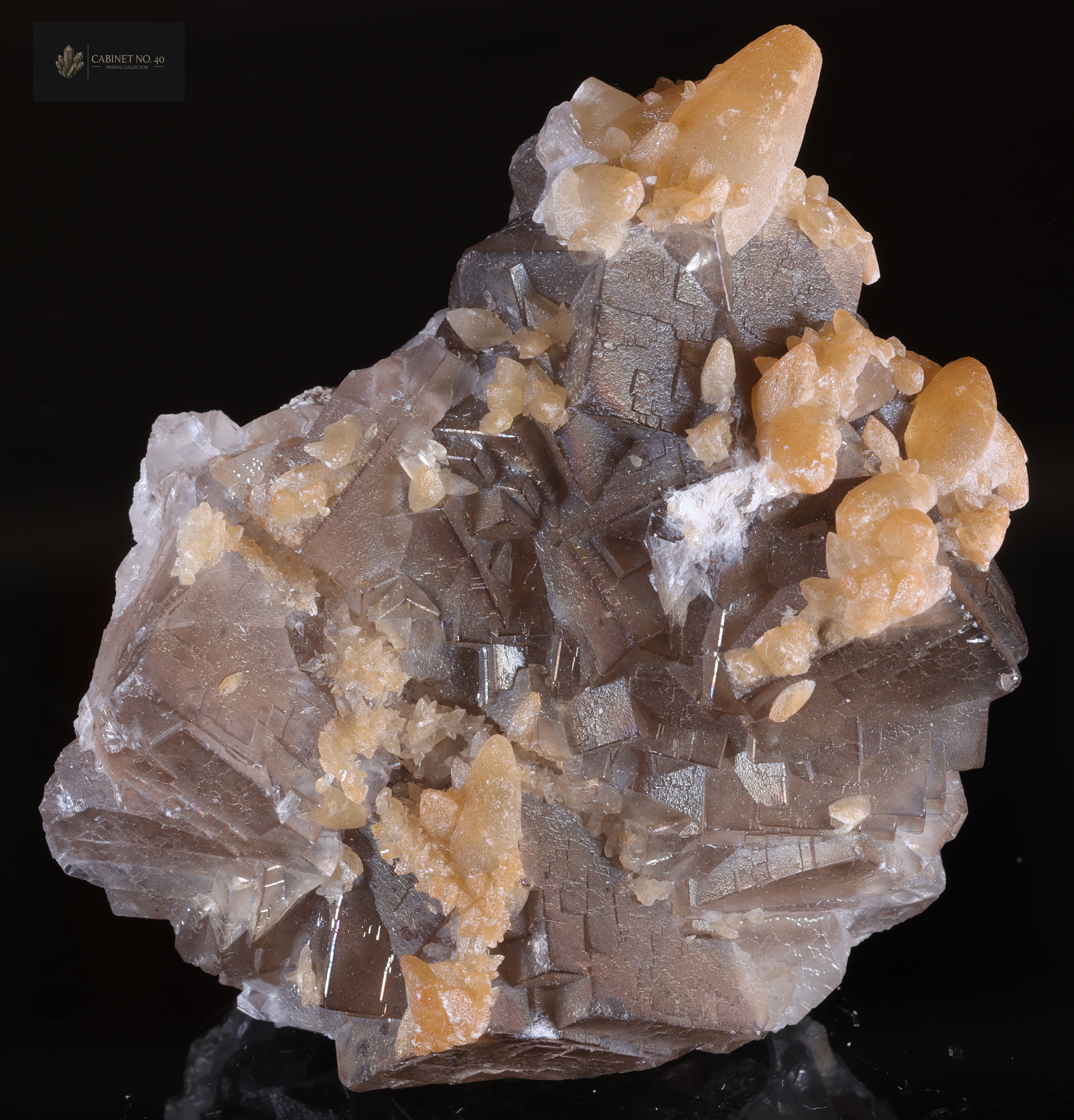 Fluorita marrón con cristales de calcita de Pakistán