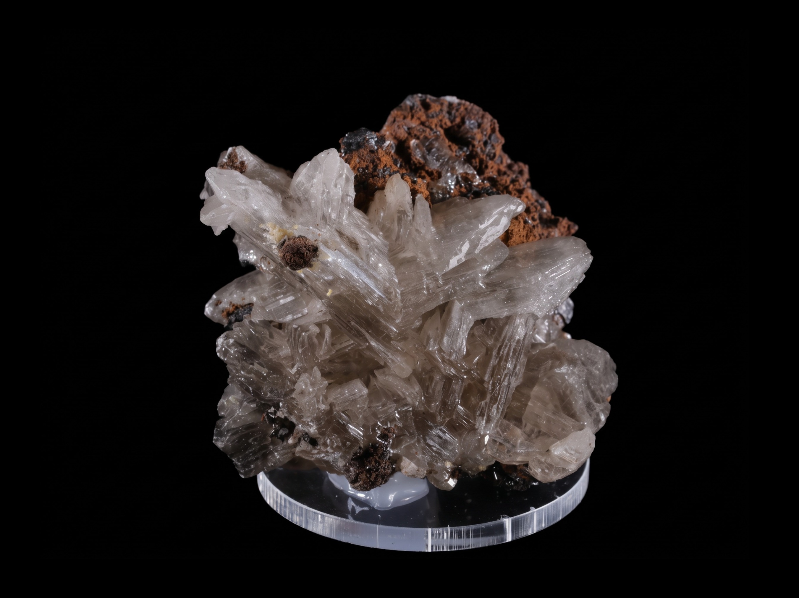 Półprzezroczysty cerusyt na matrixie z Tsumeb Mine - Tsumeb Mine, Otavi Highlands