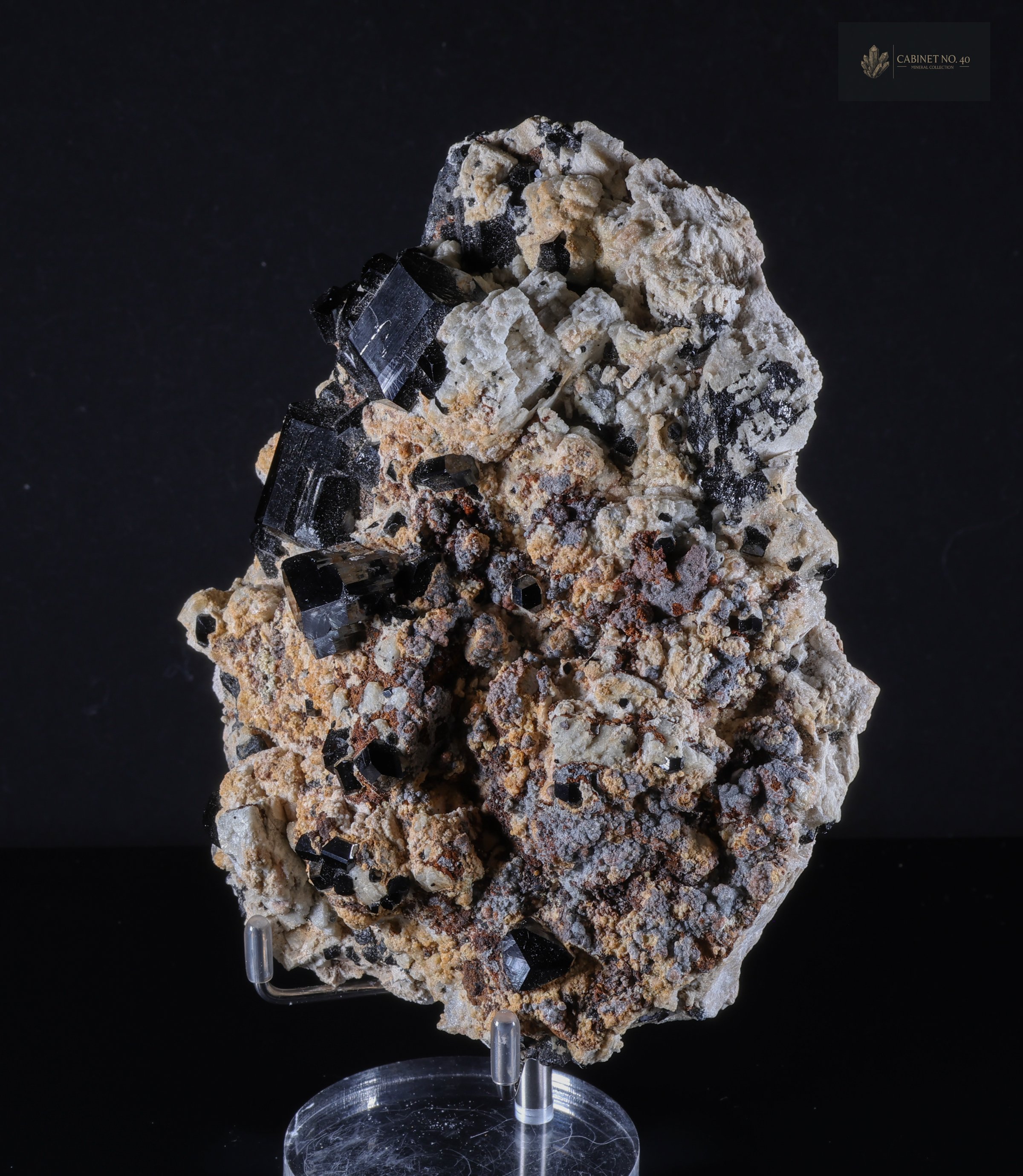 Czarny turmalin (schorl) na albitcie