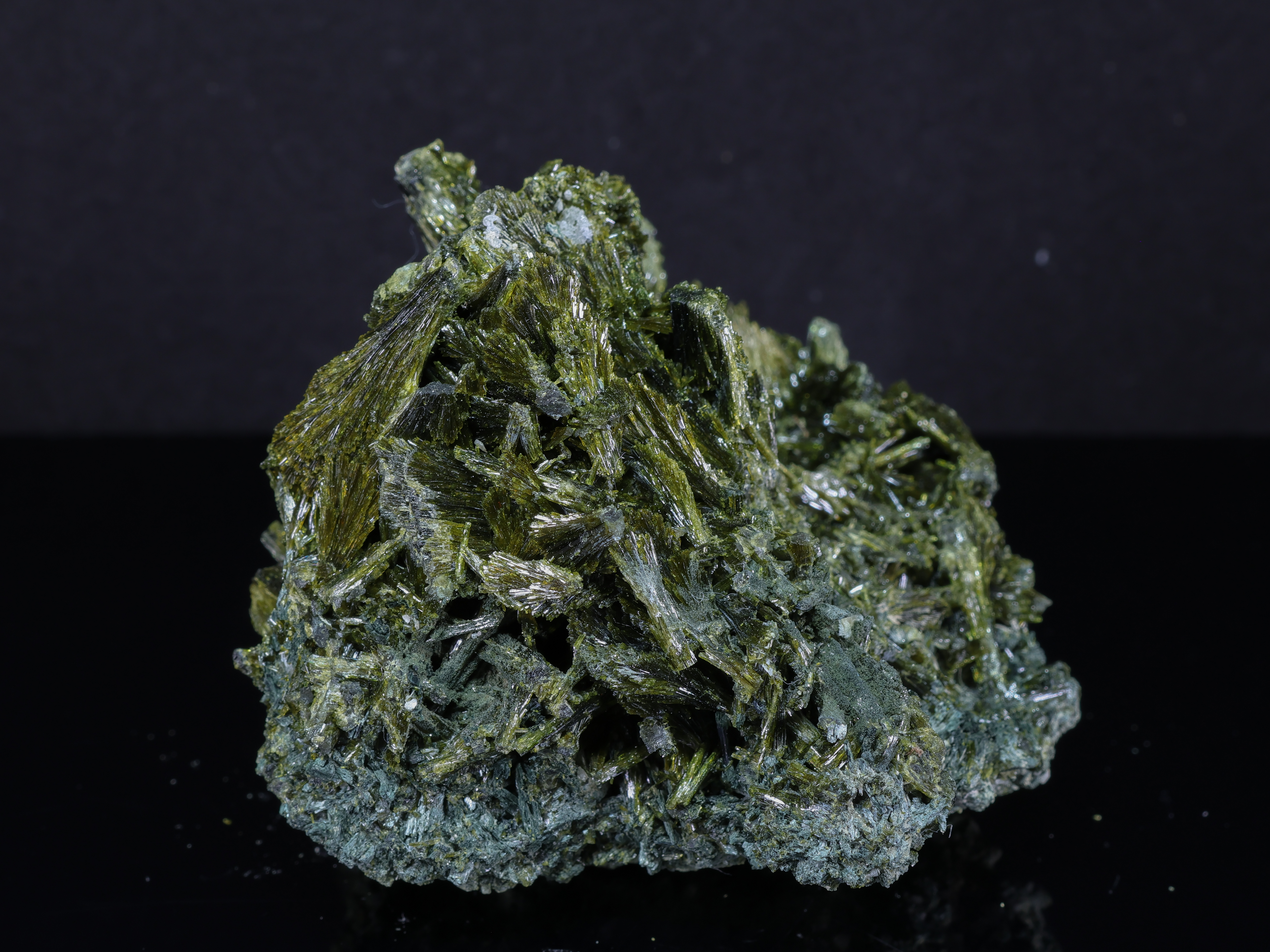 Epidoto verde vivo de Pakistán - 10cm