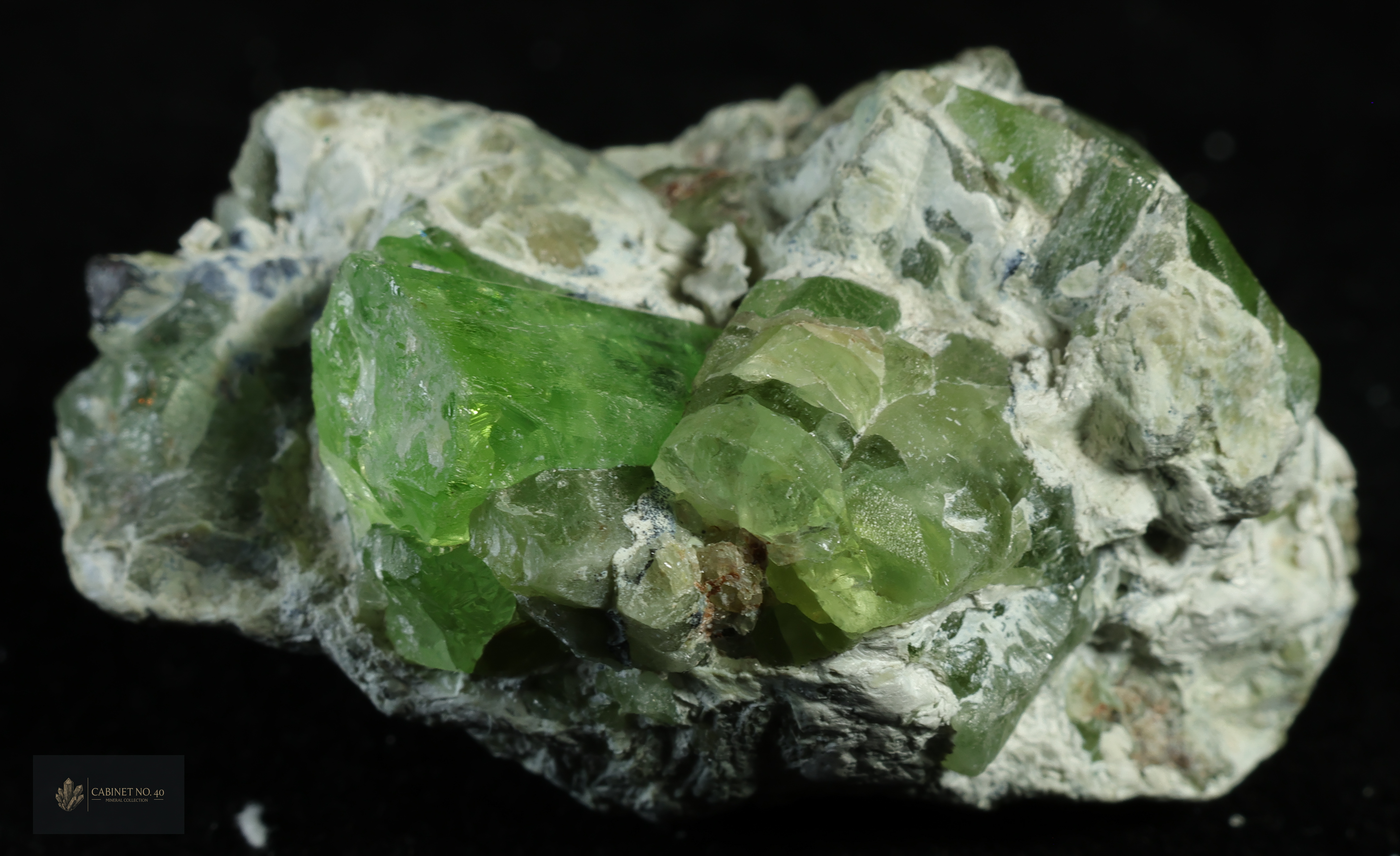 Peridoto verde intenso en un matriz clara de Pakistán