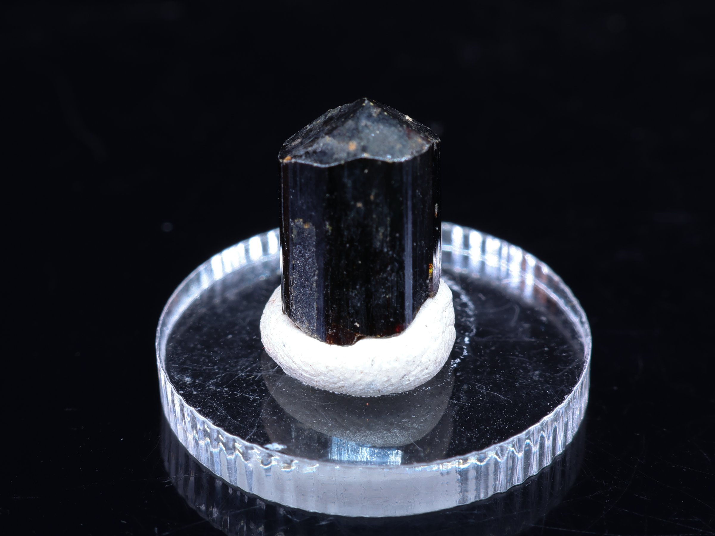 Ciemnoczerwony kryształ rutylu z Madagaskaru - 1 cm