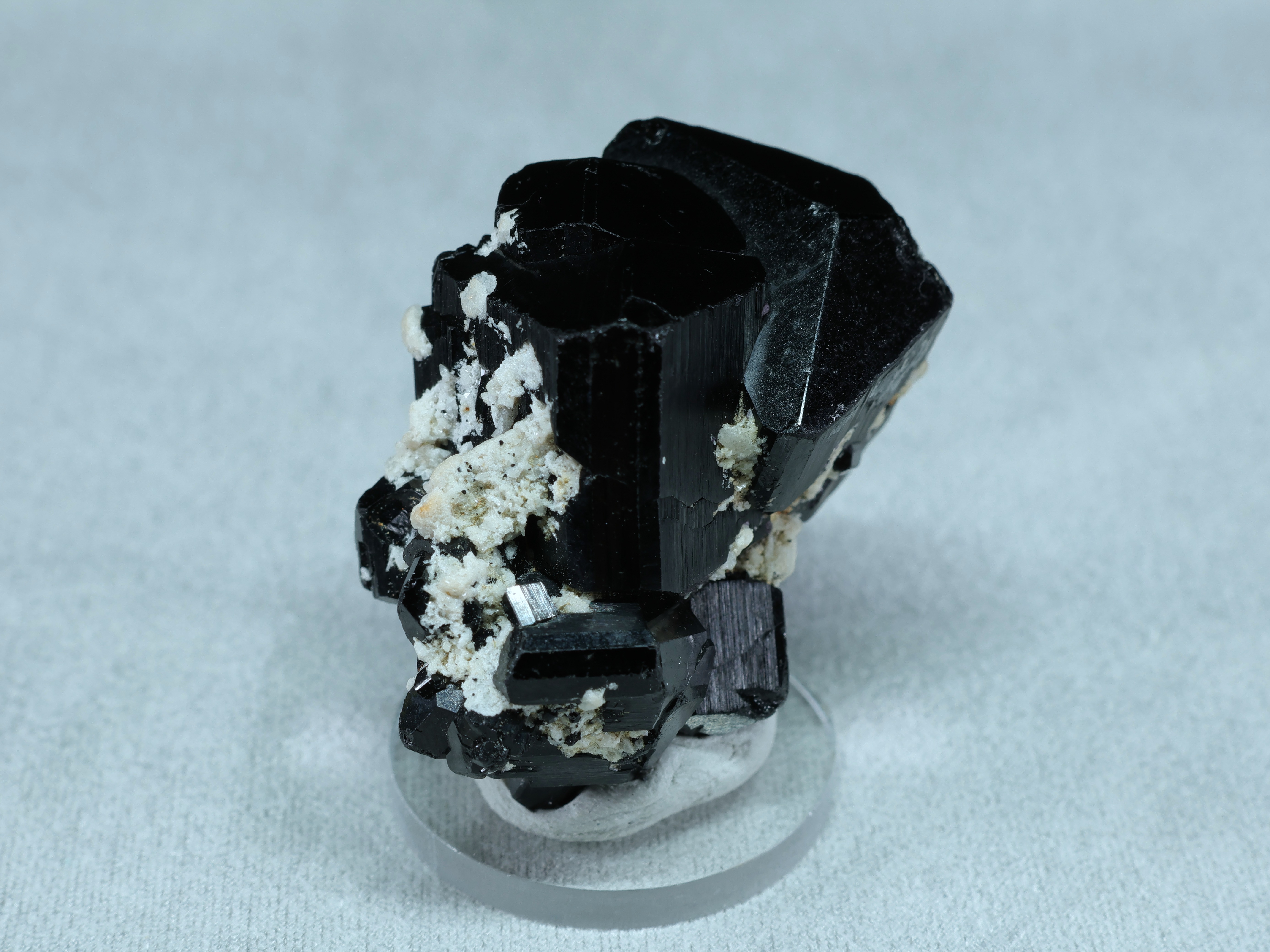 Cristales brillantes de schorl negro de Erongo en Namibia