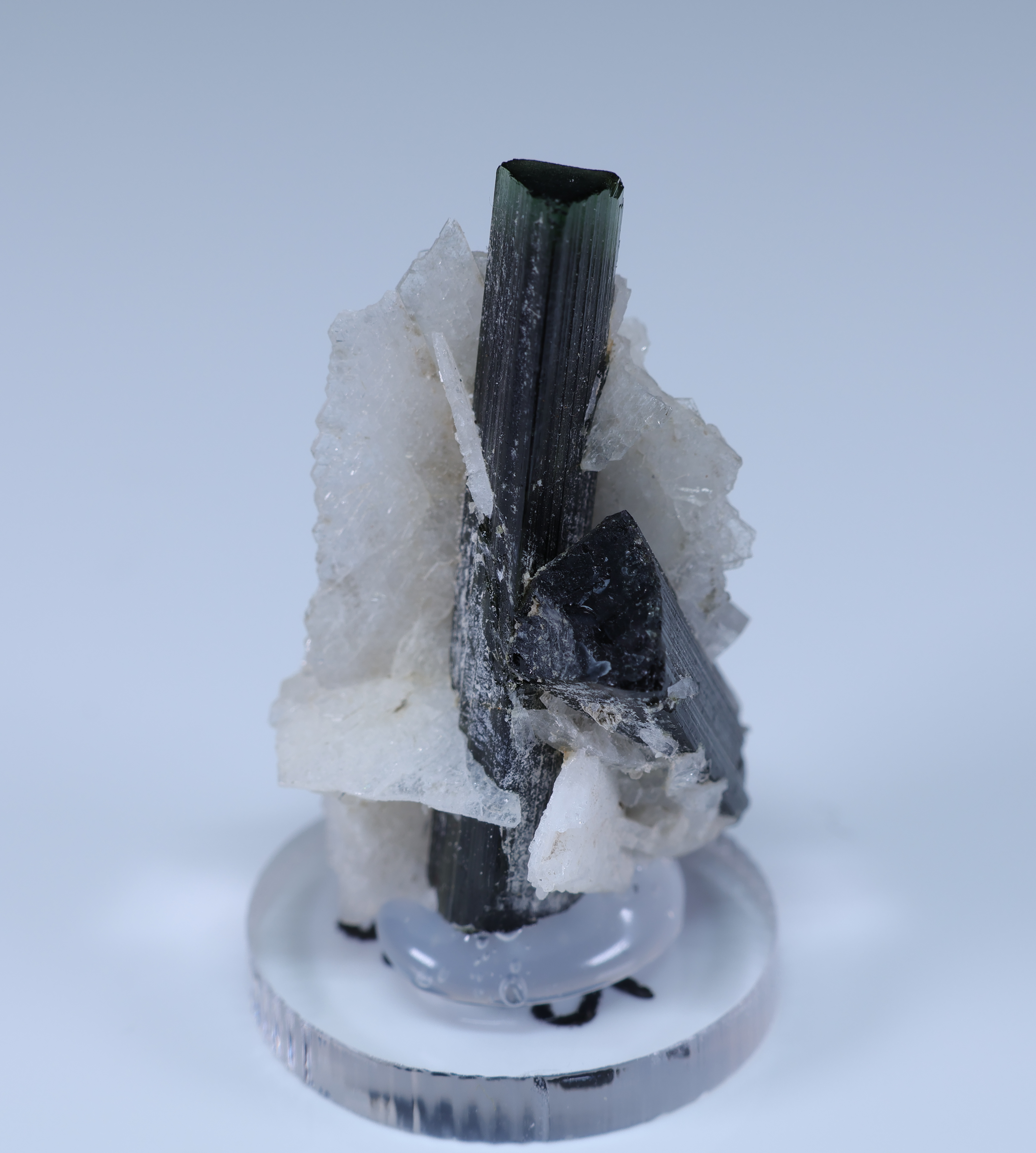 Turmalina verde oscuro con albita blanca de Pakistán