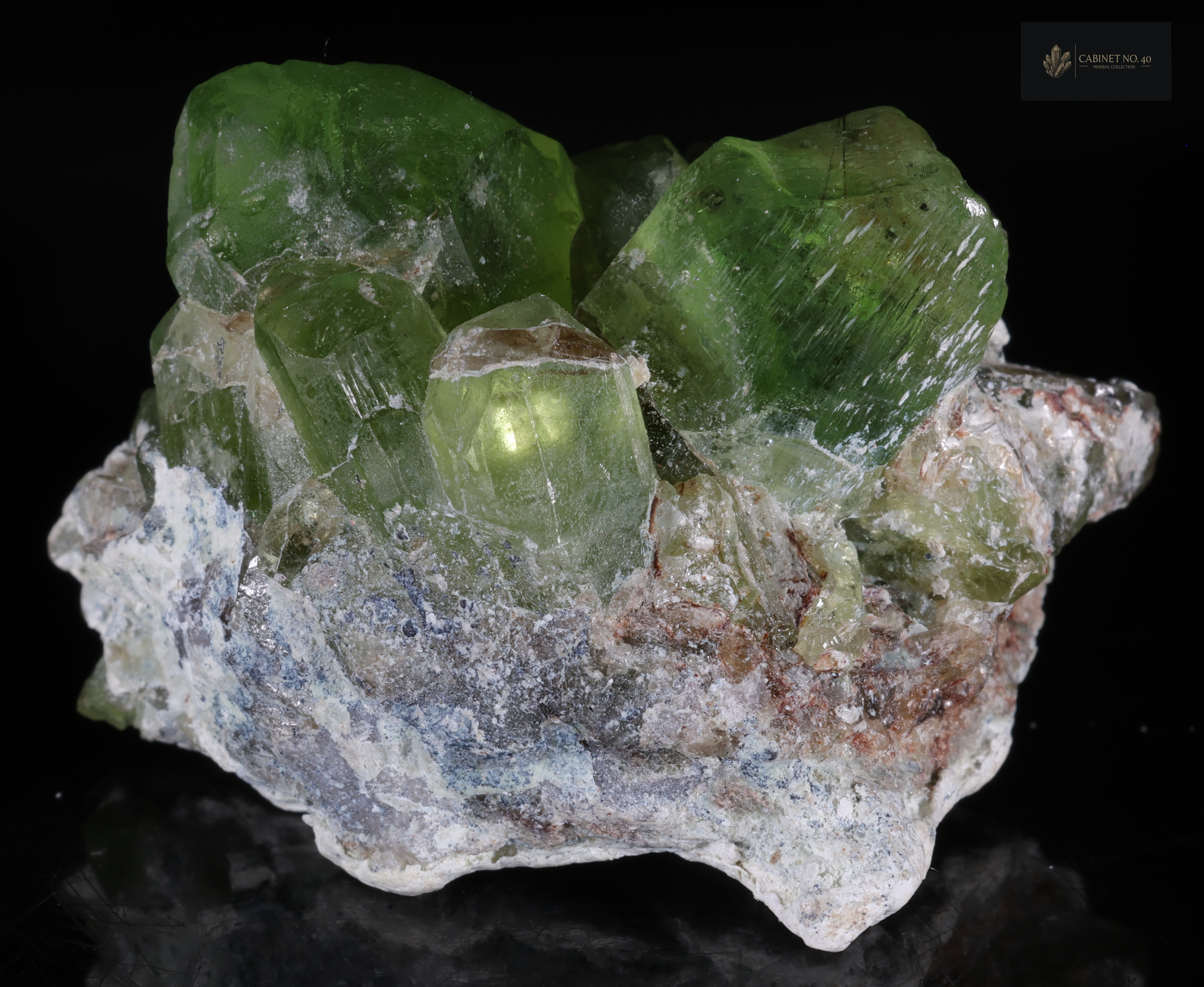 Peridoto intensamente verde en matriz de Pakistán