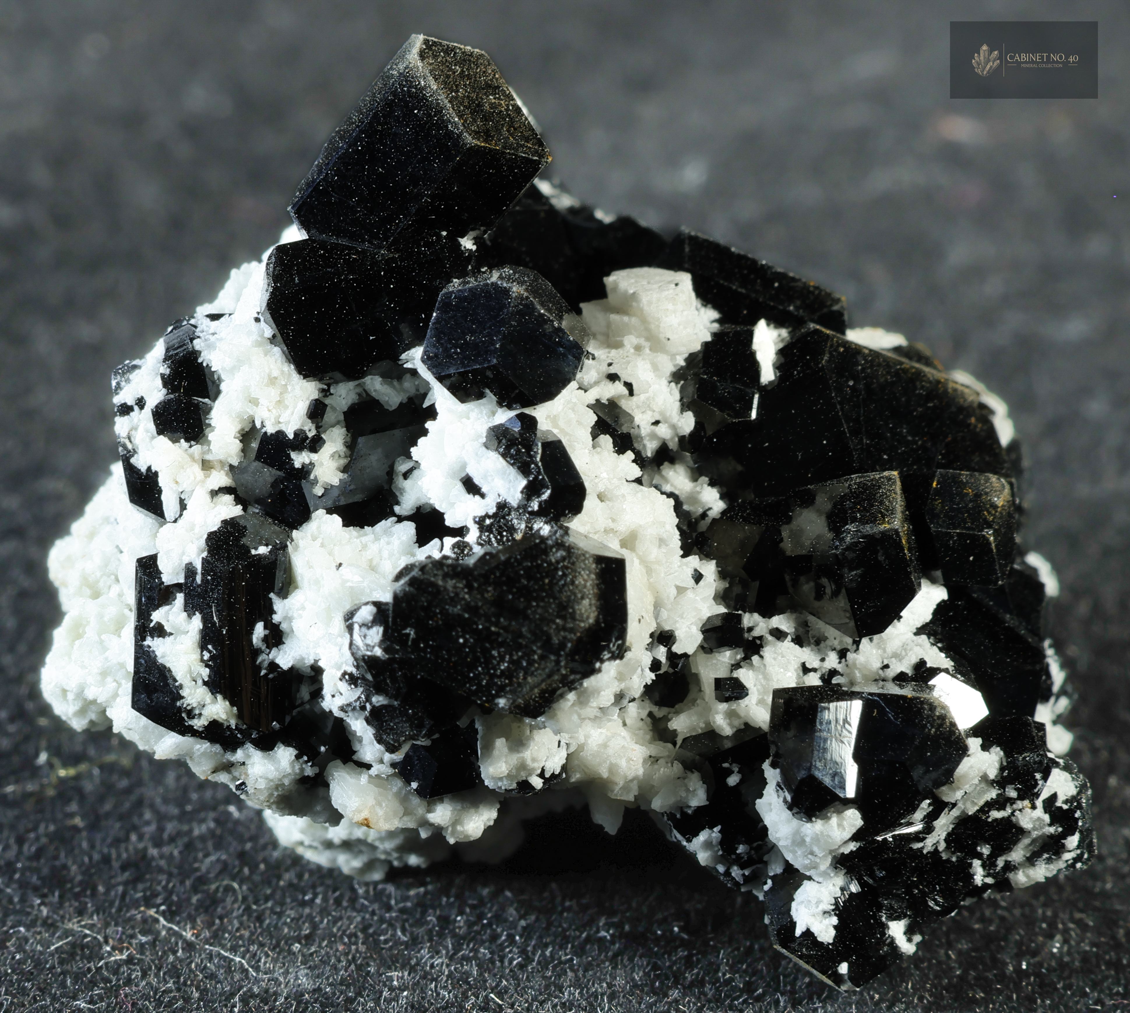 Schorl (Turmalina Negra), Albit