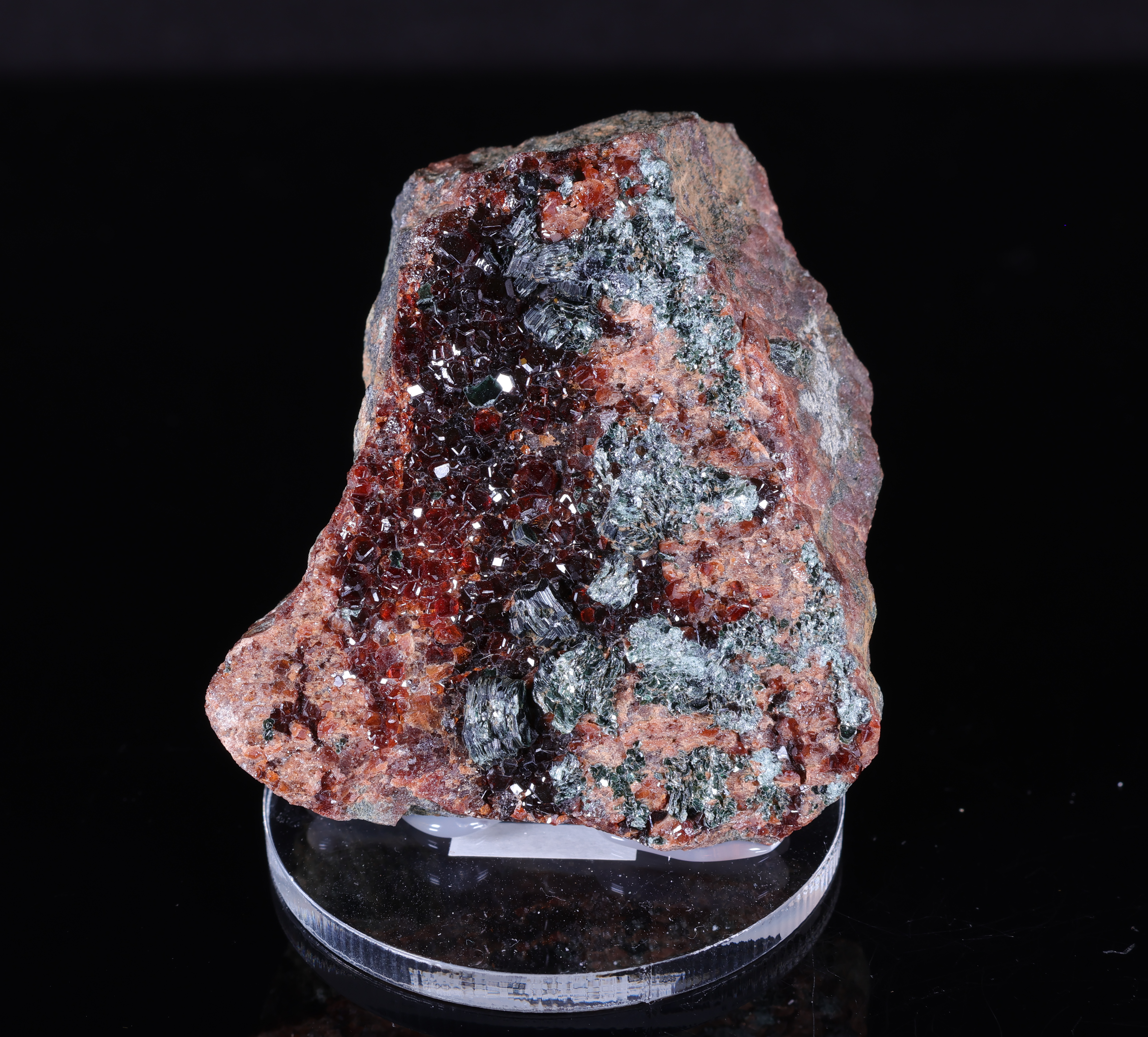 Czerwony grossular hessonit z klinochlorem z Włoch - Rocca della Marasca, Urbe, Savona Province, Liguria