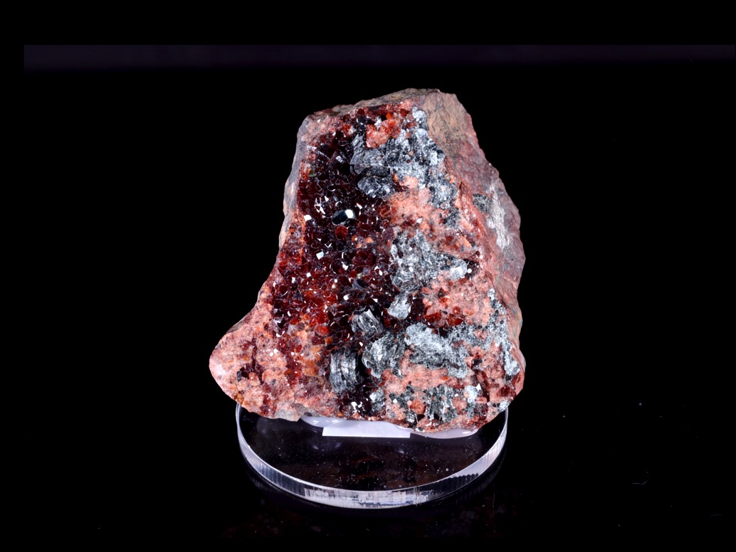 Czerwony grossular hessonit z klinochlorem z Włoch