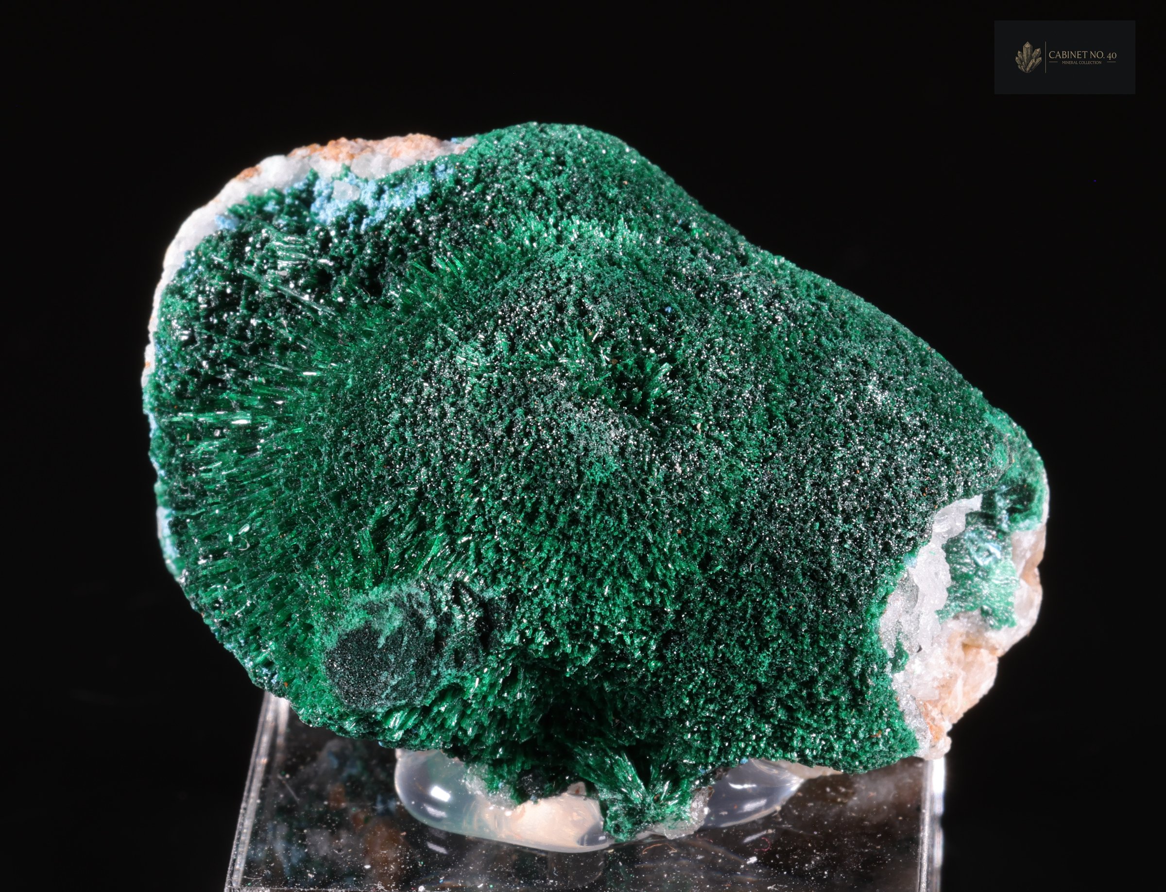 Malachita iglosa verde sobre cuarzo - Namibia