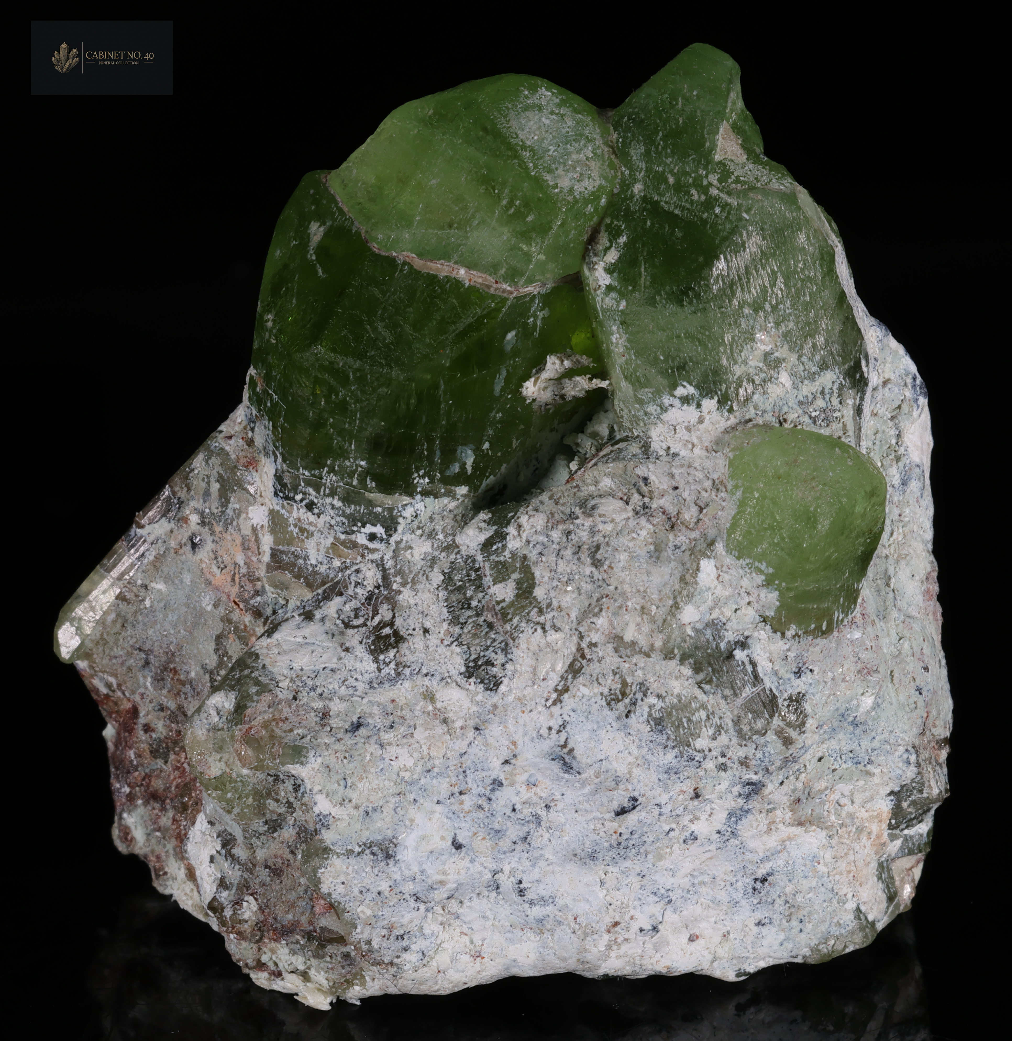 Peridoto oliva profundo en matriz de Pakistán