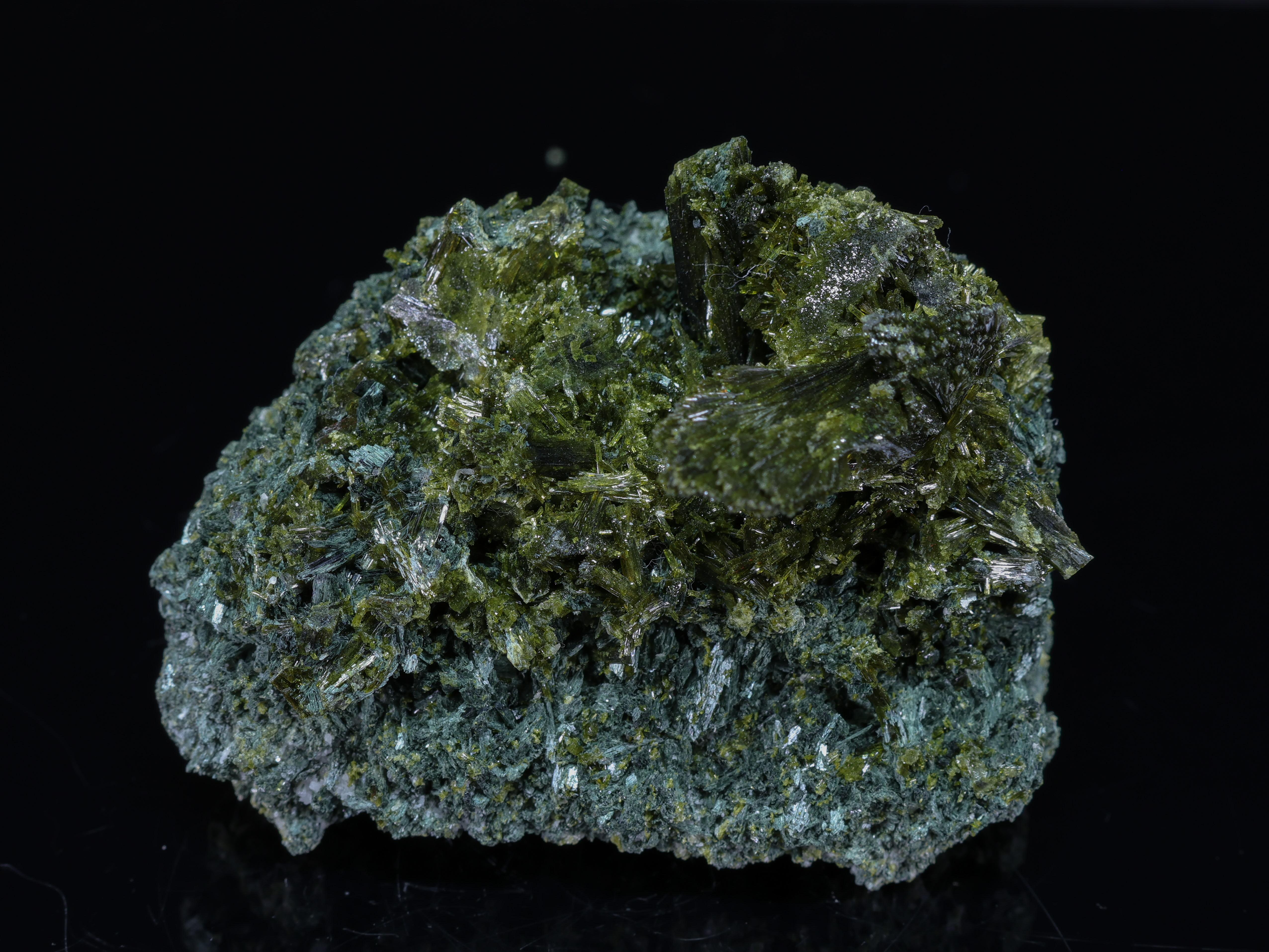 Epidoto verde en roca de Pakistán - 6,5cm