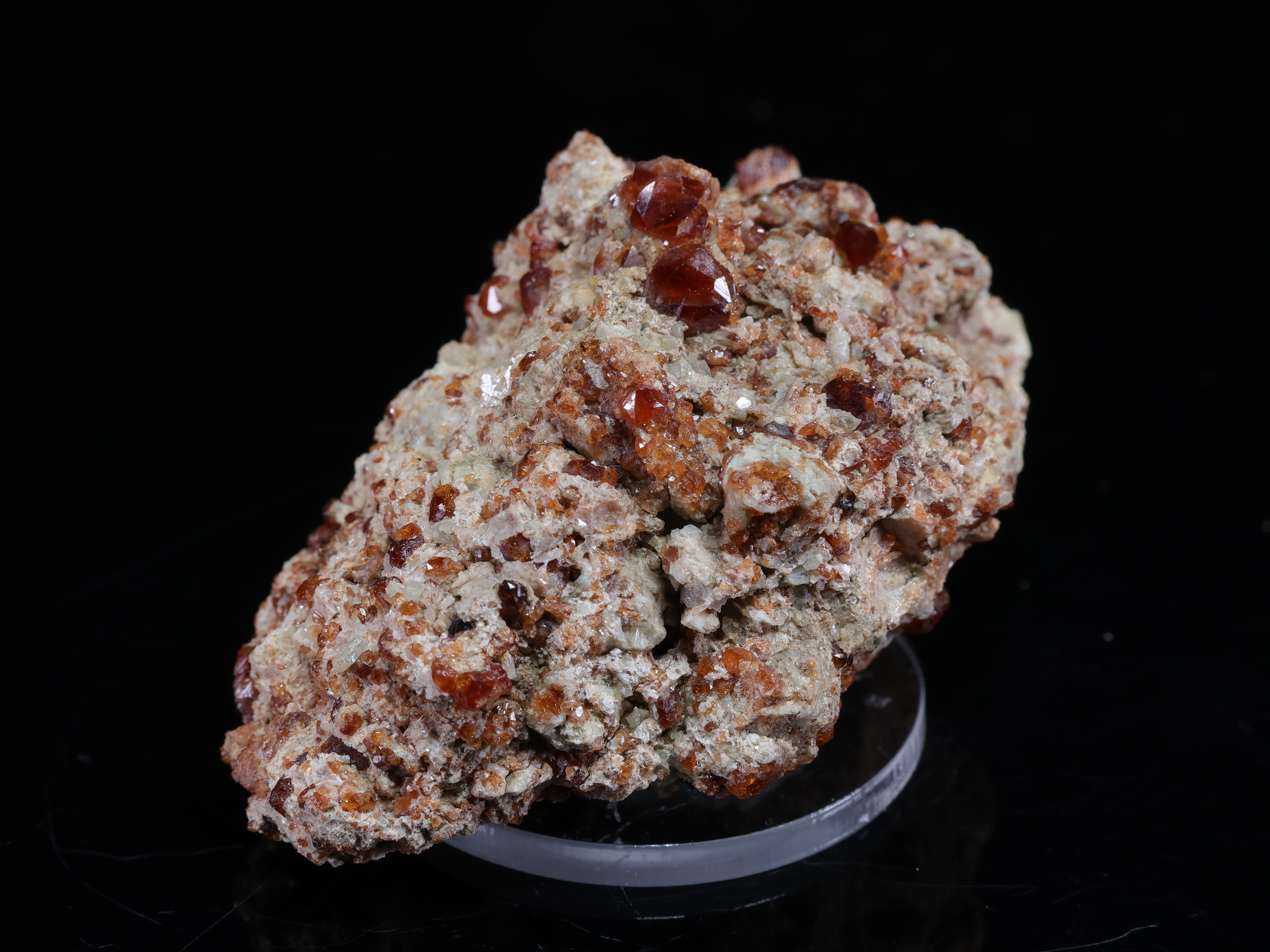 Cristales rojo-marrones de espessartina de Pakistán