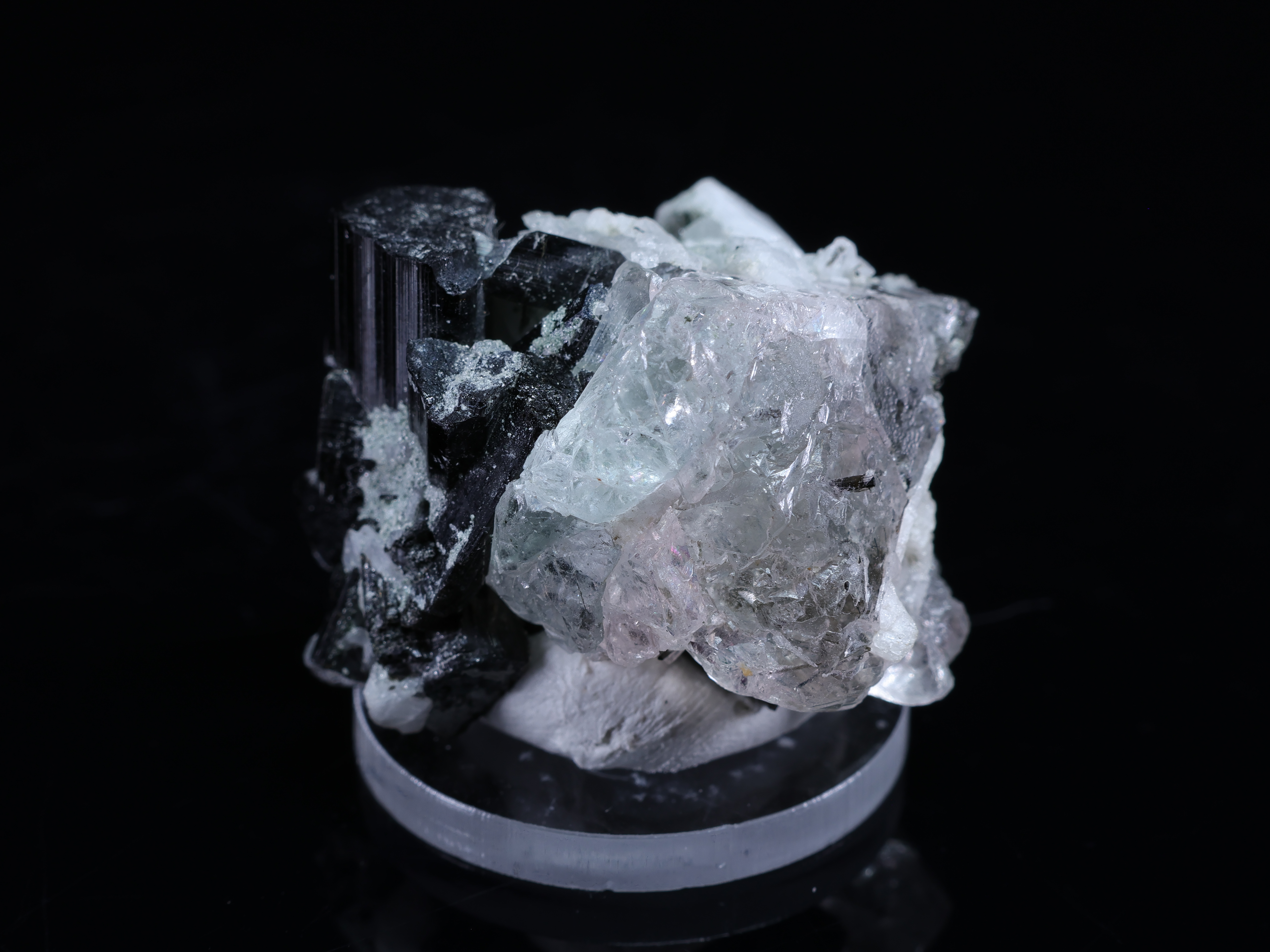 Fluorita verde-rosa con schorl de Pakistán
