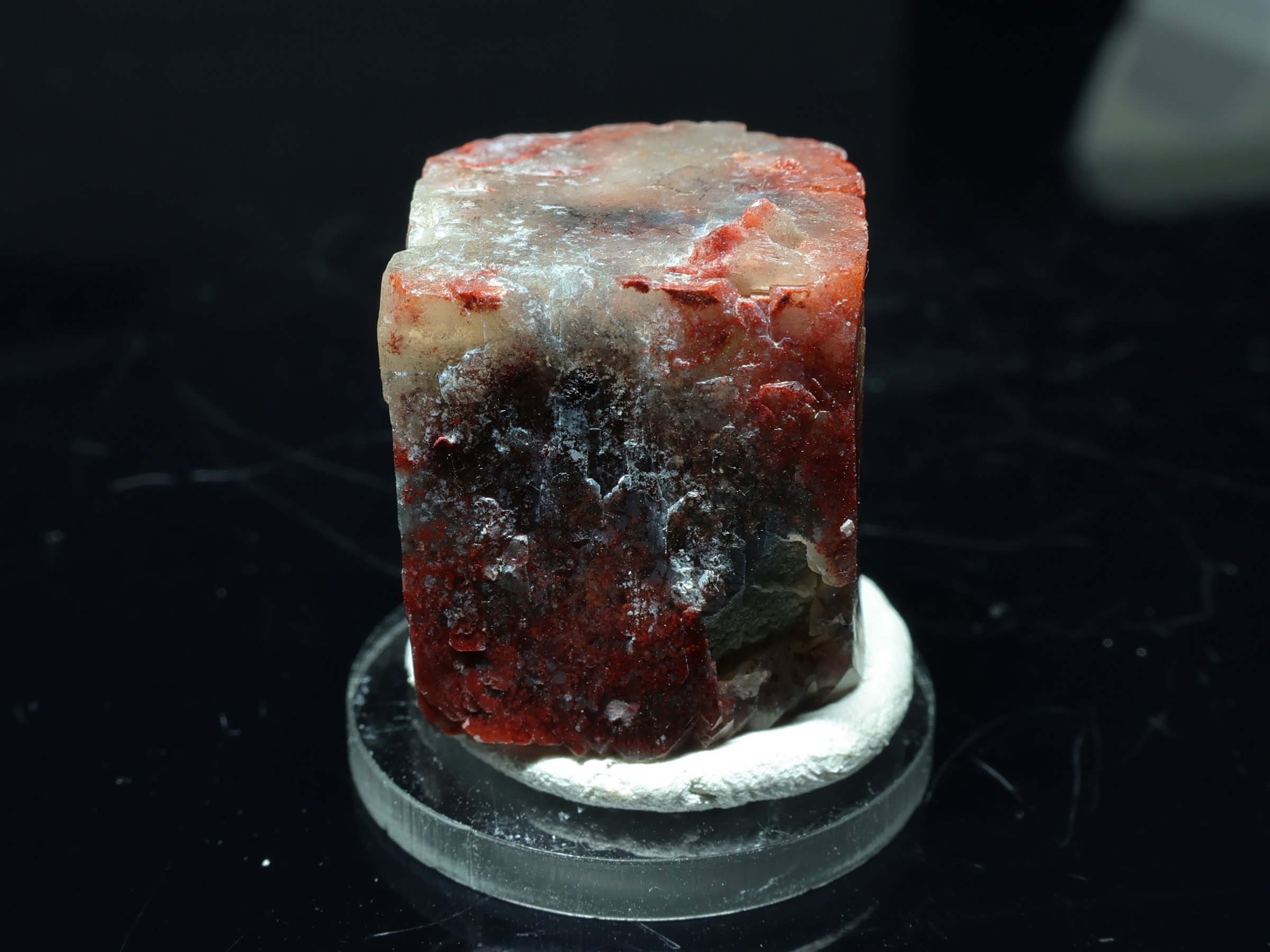 Cristal de apofilita con inclusiones rojas de India - Aurangabad, Maharashtra