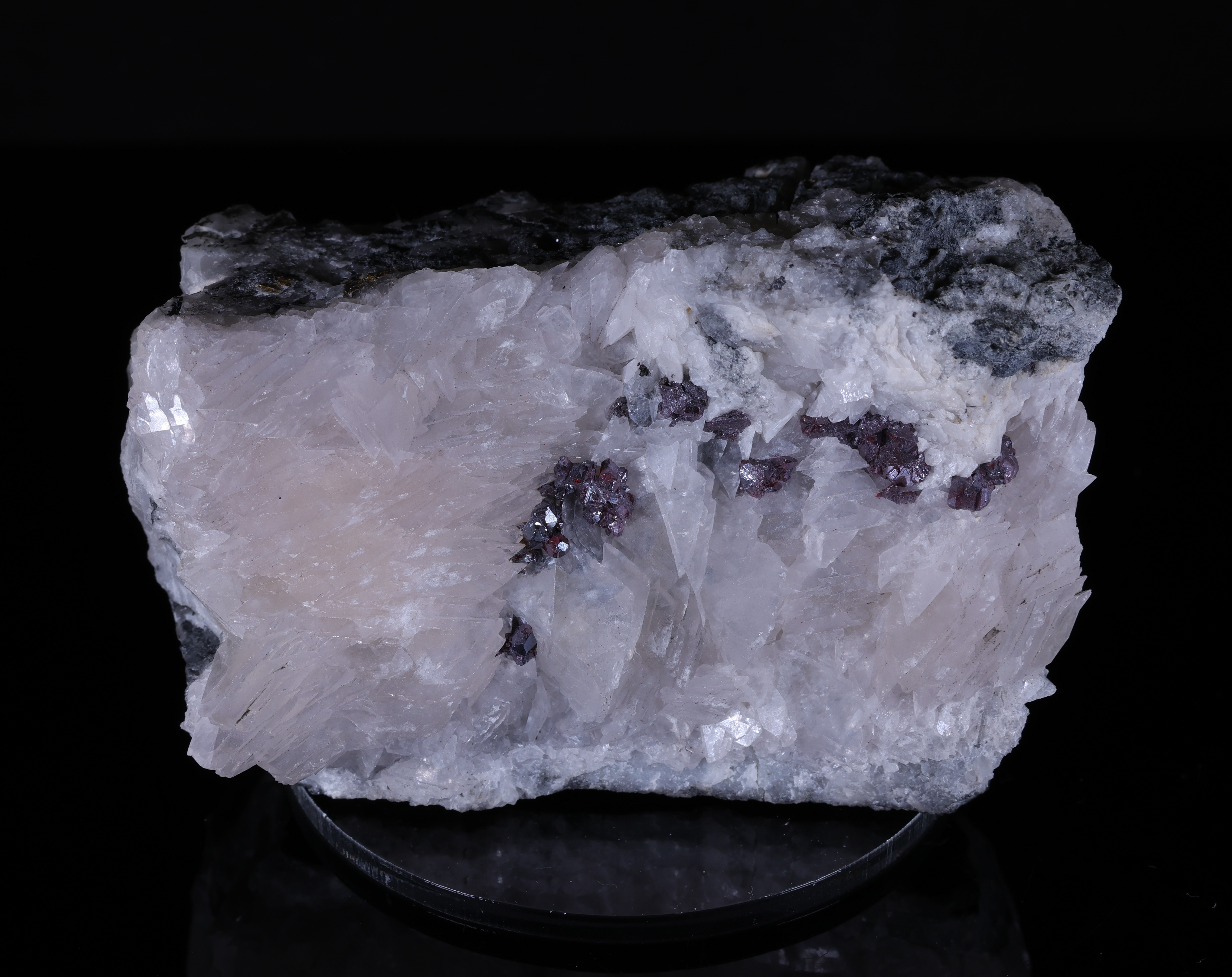 Ciemnoczerwony proustyt na białym matrixie z Maroka - Imiter Mine