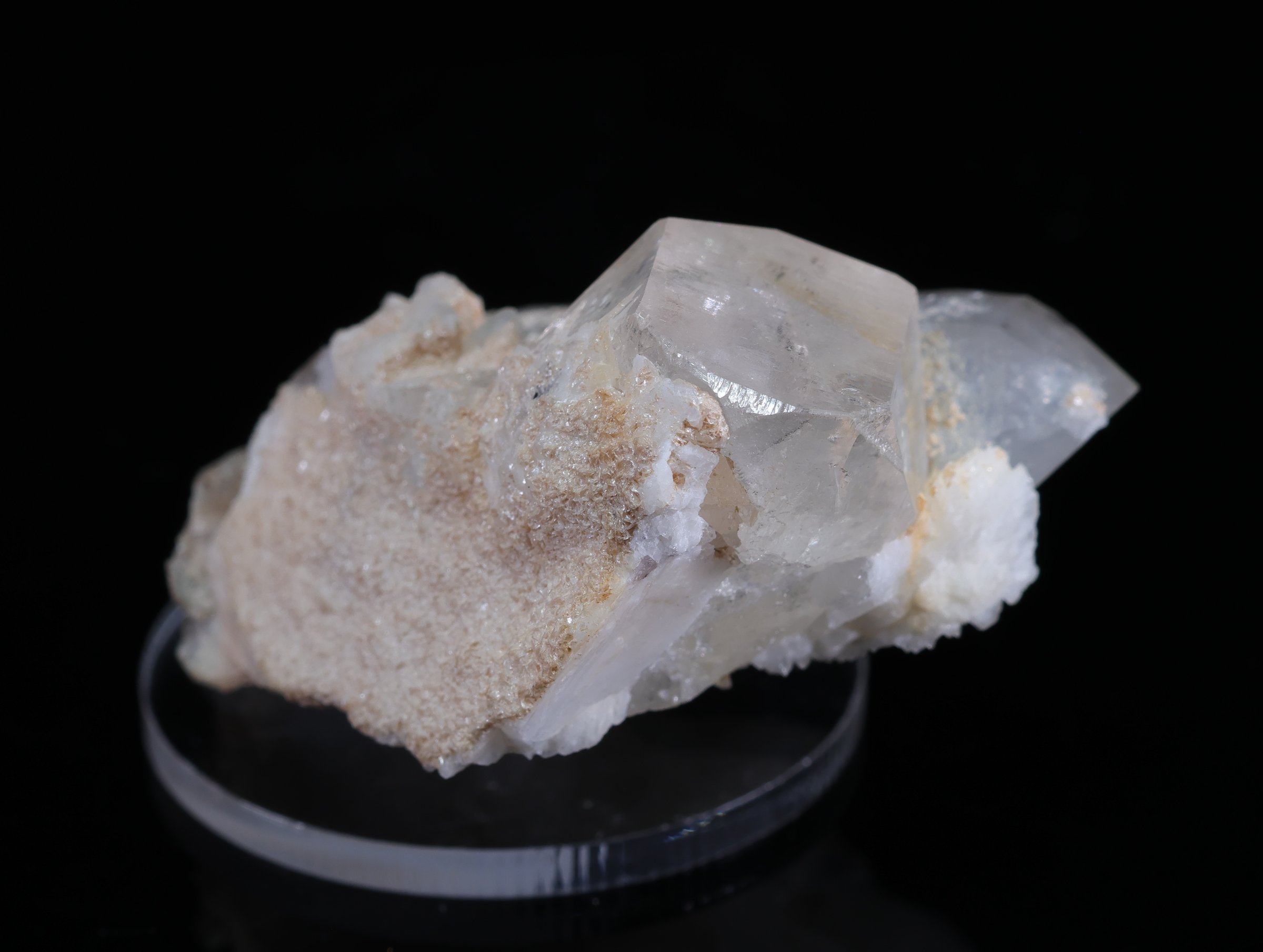 Bezbarwny topaz z kwarcem ze Skardu w Pakistanie