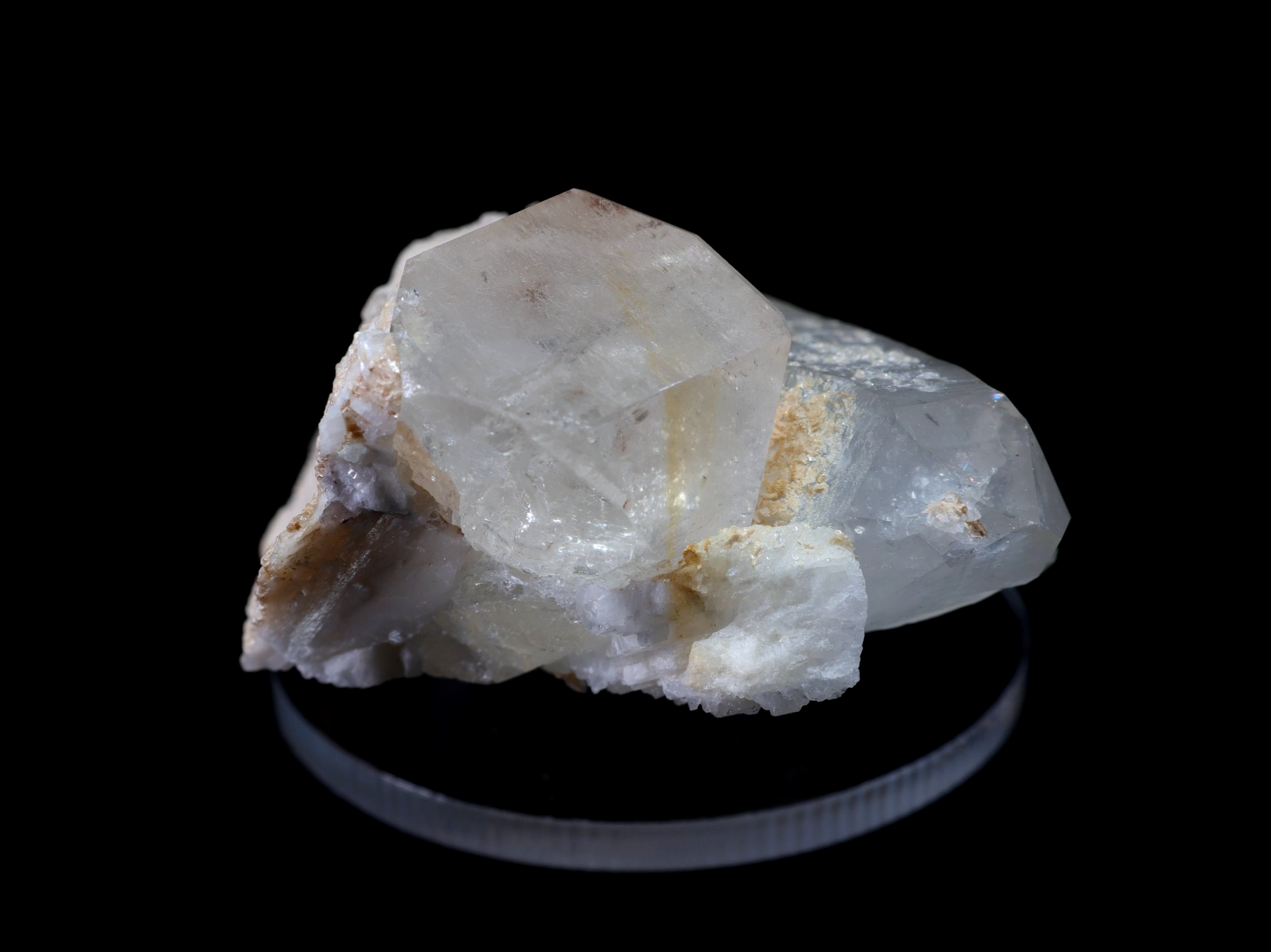 Bezbarwny topaz z kwarcem ze Skardu w Pakistanie
