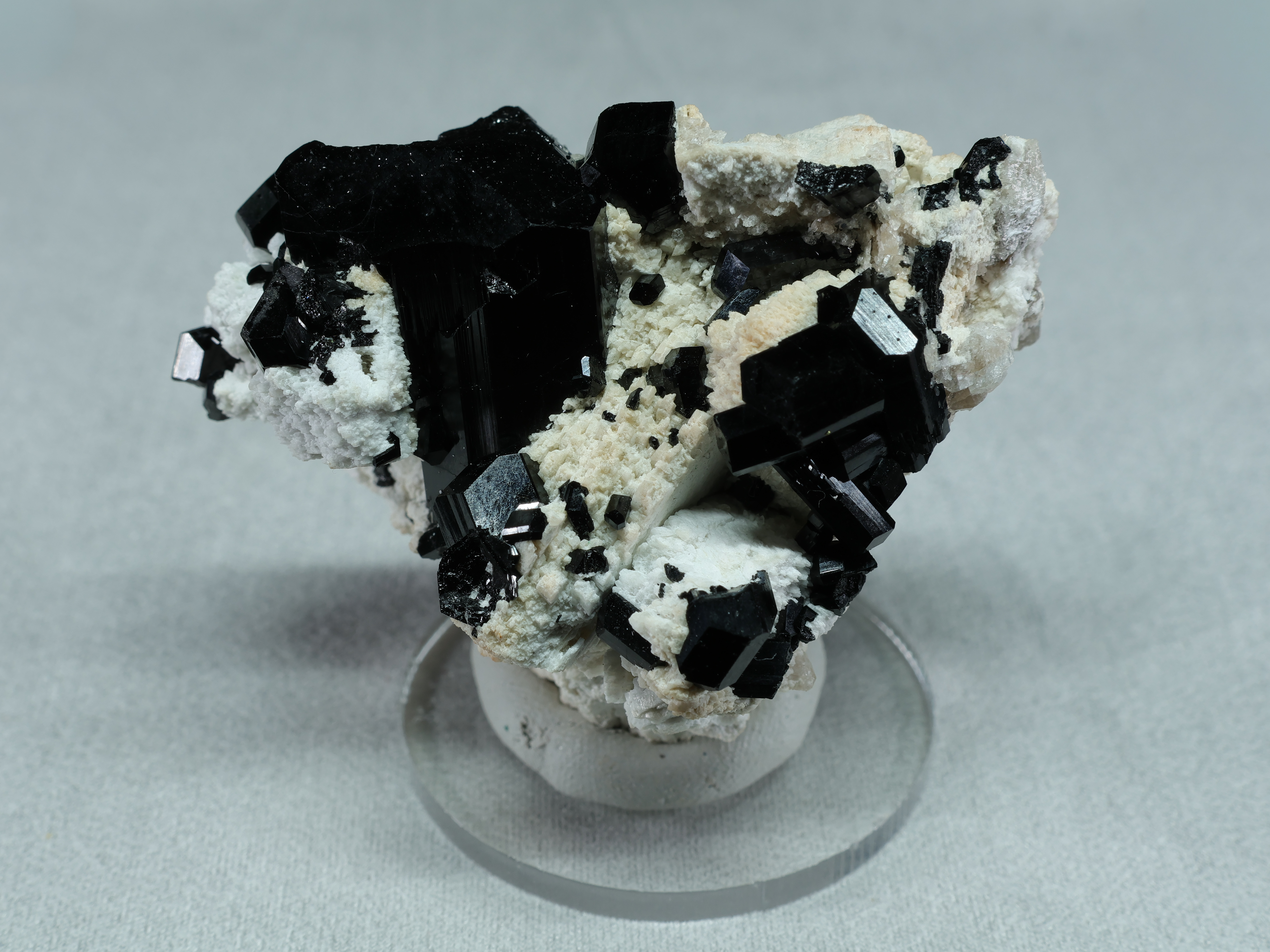 Czarny schorl z albitem z Erongo w Namibii